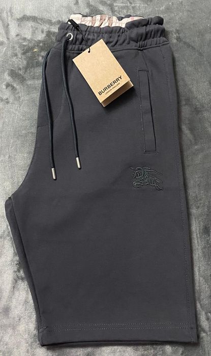 Vând pantalon scurt nou de bărbați Burberry