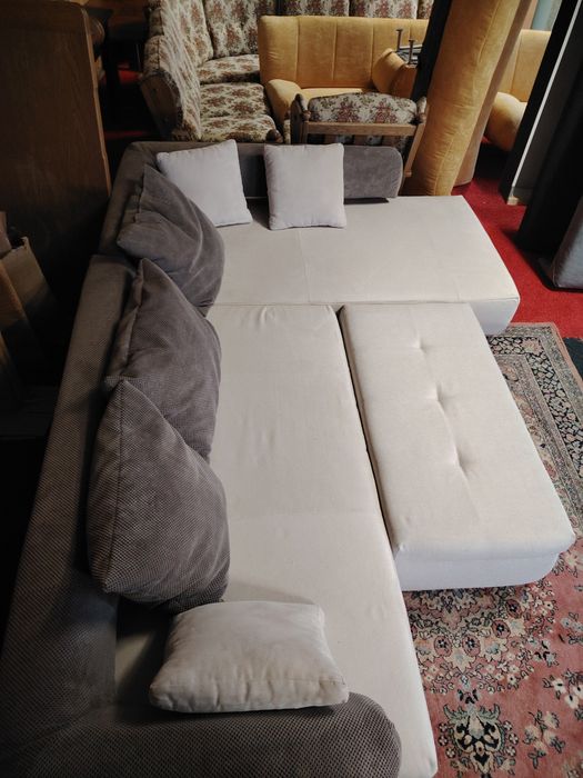 Colțarul cu extensie și taburet.