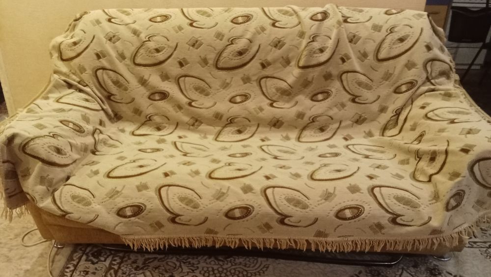 Отдам даром диван.