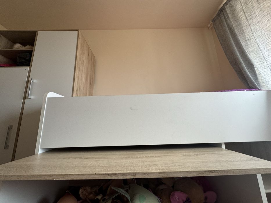 Продавам легло с рафтове,чекмедже и бюро на с колелца