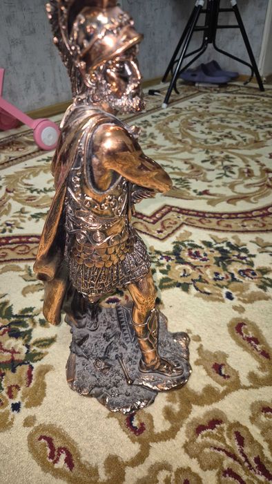 Декорная статуя воина