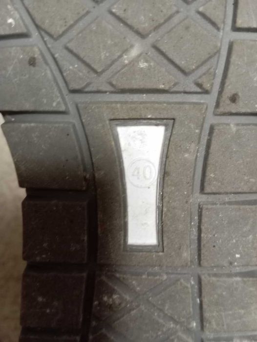 Продам кроссовки новые