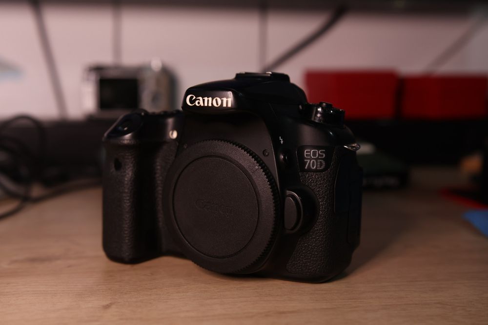 Aparat foto Canon Eos 70D cu obiectivul de kit