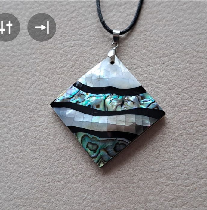 Колие от седиф с кожена верижка.