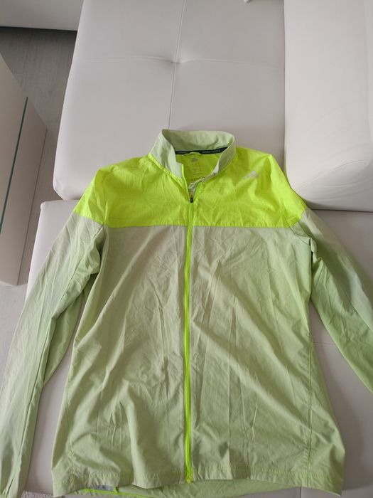 Vând haina sport adidas, produs de calitate superioara mărimea L.