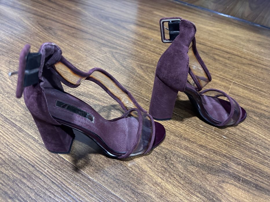 Босоножки на высоком каблуке