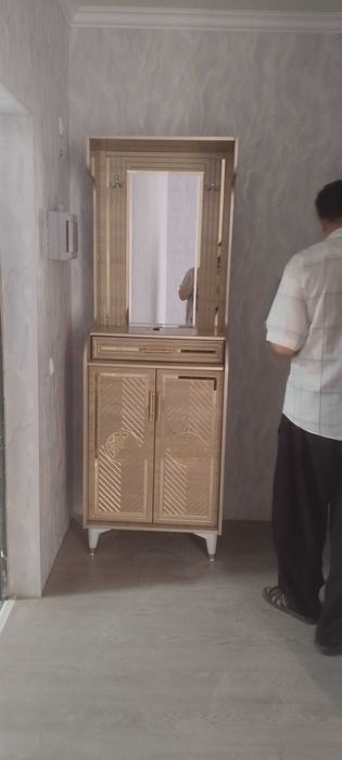 Oyoq kiyim qoʻyish uchun   yangi uyga kichkina kelgani uchun sotiladi