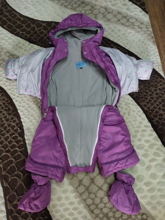 Продам зимний комбинезон на девочек.