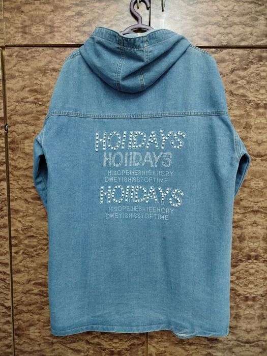 Женские костюм сотилади.