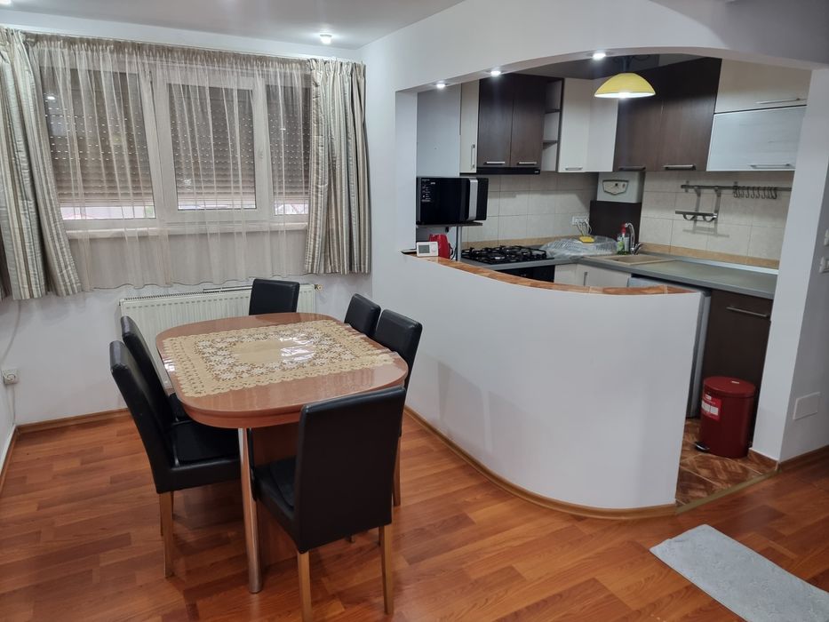 Ofer spre închiriere apartament cu 3 camere