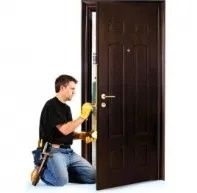 Установка входных металлических дверей и врезка замков