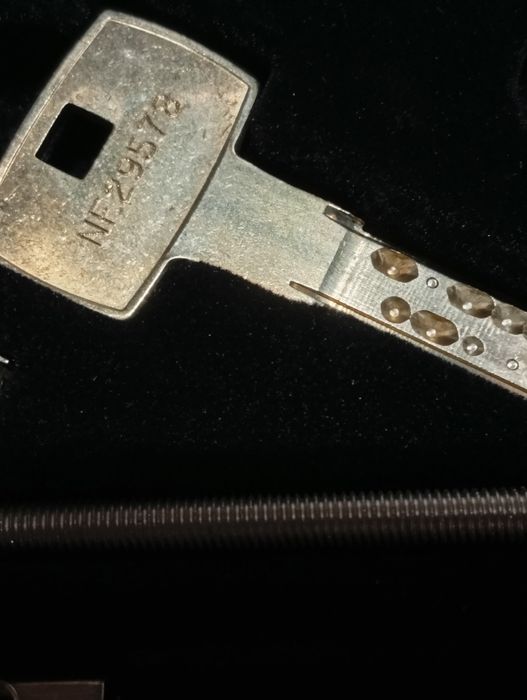 Set de 2 buc butuc de yală cu 3 chei marca Dom ix original