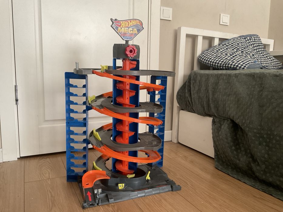 Продам Hot Wheels Mega Garage в отличном состоянии