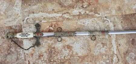 Sabie cu insemne masonice.