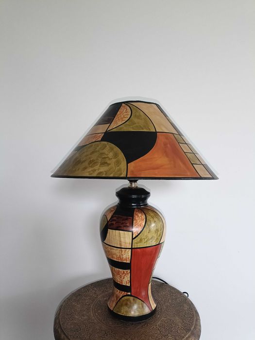 Vintage, настолна лампа с абстрактен арт дизайн в топли цветове.