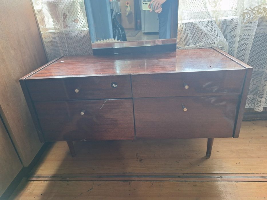 Продам трюмо с зеркалом