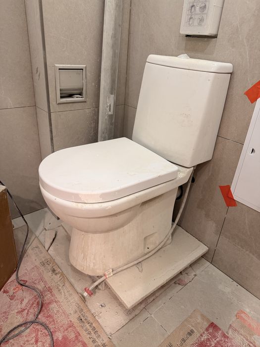 Унитаз белый с крышкой