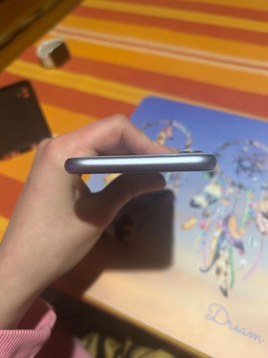 iPhone 11 с кутия и зарядно