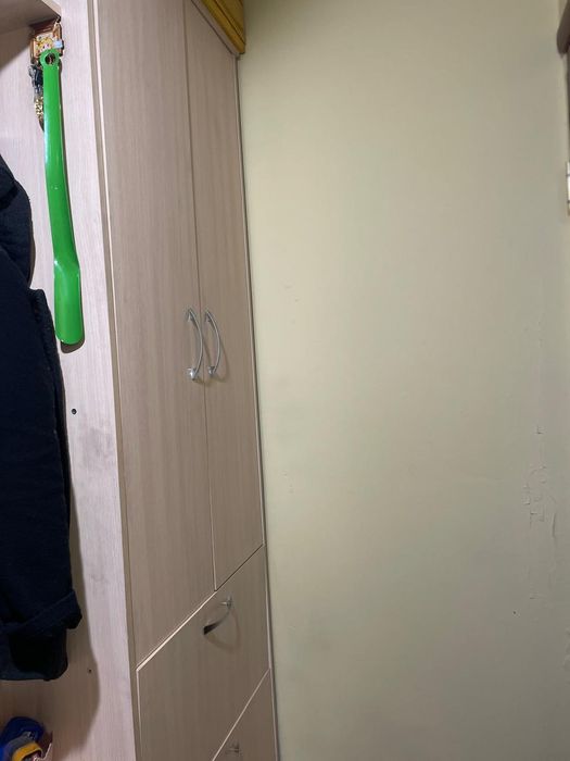 Продам прихожую  шкаф