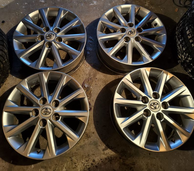 Продам оригинальные диски Тойота R16