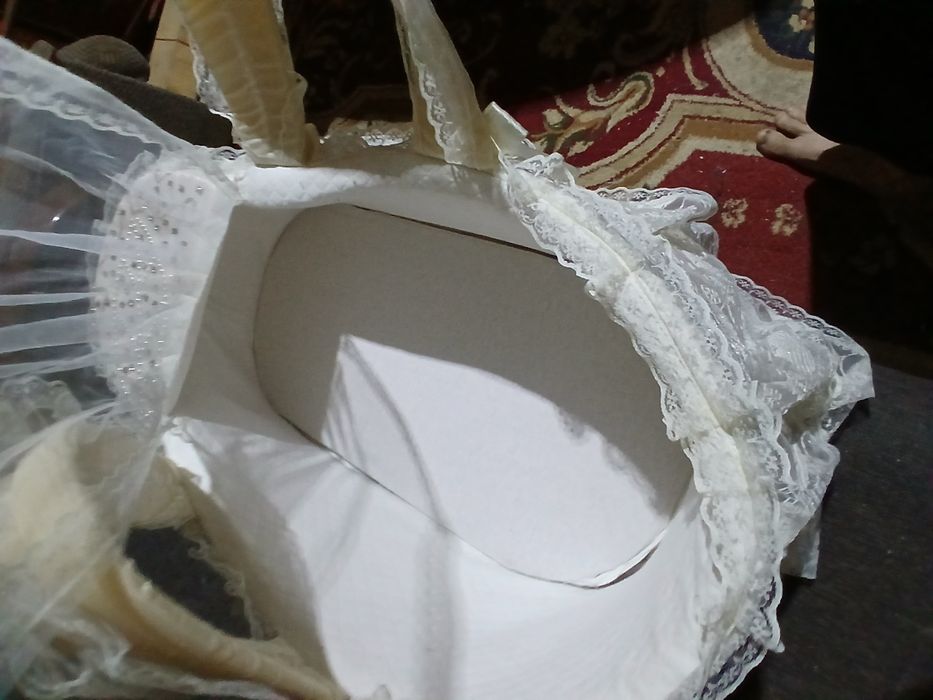 Chaqaloqni tug‘ruqxonadan kutib olish uchun beshik (savat).. Колыбель