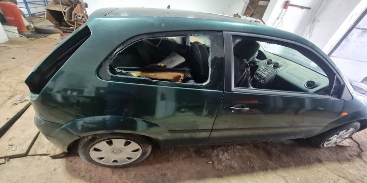 Grila bara fata centru Ford Fiesta a 5-a generatie