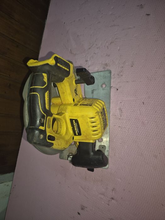 Circular Dewalt DCS 570 18V