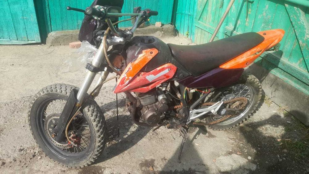 Продам эндурик  заводится газу даешь глохнет