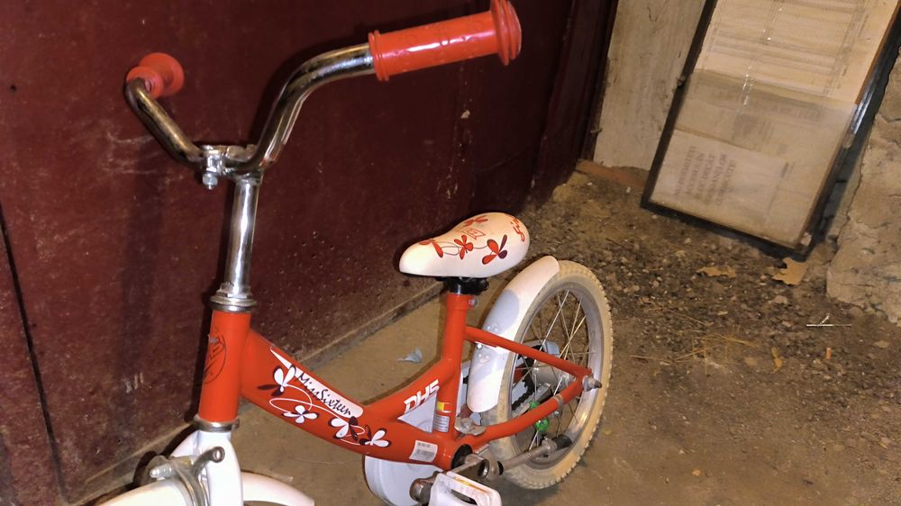 Bicicleta de culoare roșie