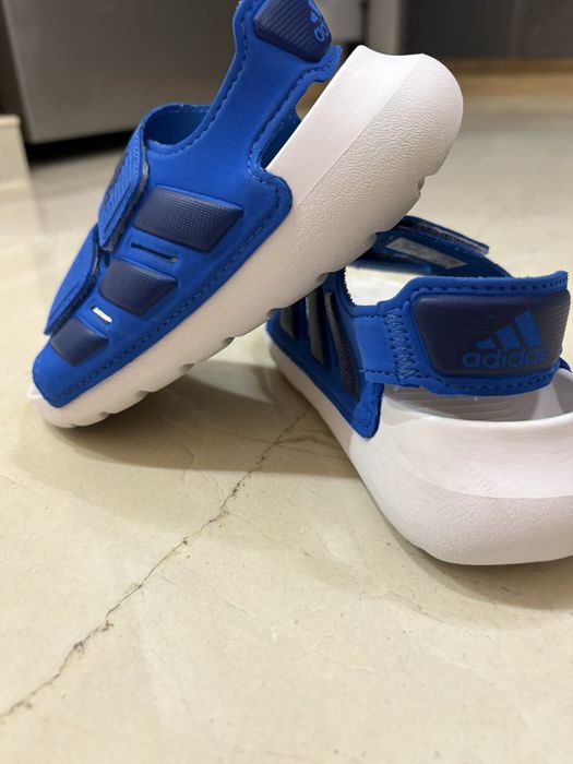 Маратонки и сандали найк и адидас