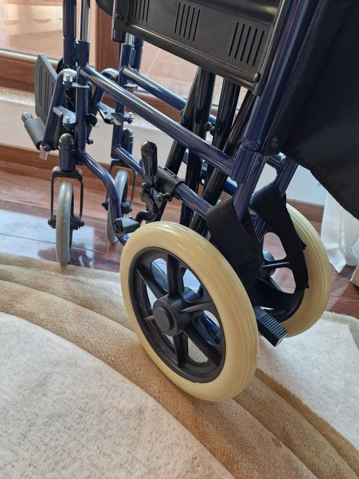 Scaun cu rotile pliant ptr transport varstnici sau dizabili - ca nou !