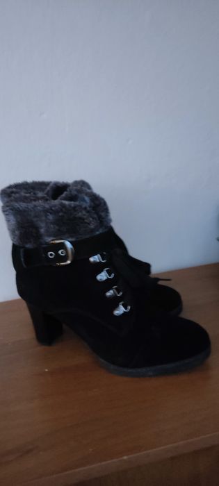 Продаю женские зимние ботильоны 39 размера