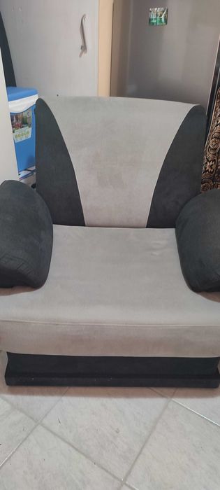 Vand canapea cu doua fotolii, sí canapeaua sí fotoliile sunt extensibile cu lada de depozitare în stare utolizata dar îngrijite sí curate.