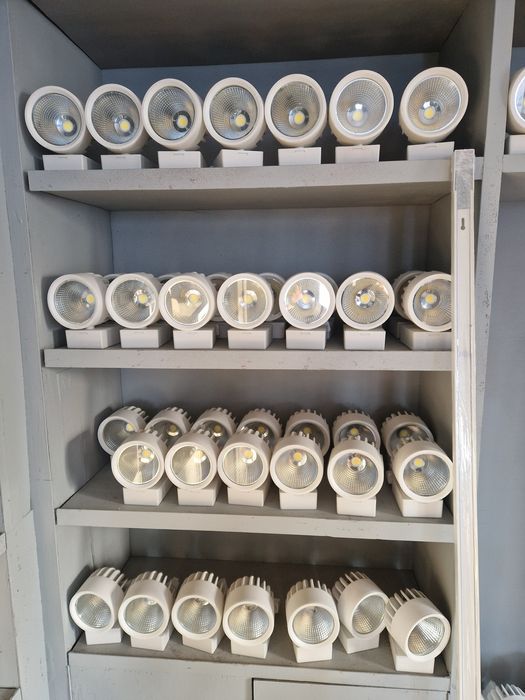 витрины, островки, стойки для одежды