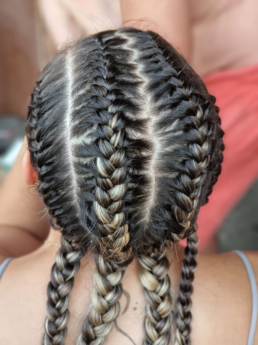 Unghii cu gel  /codițe împletite