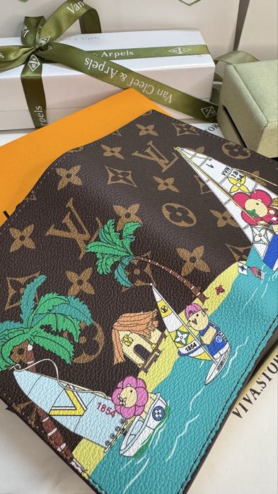 Кожаная обложка на паспорт LV