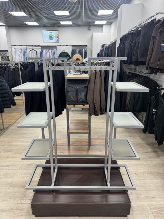 Срочно продаю акссесуарную стойку