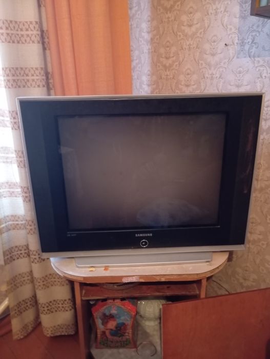 Продам срочно телевизор