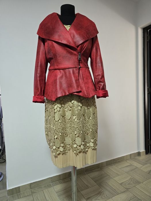 Rochie aurie din dantela croșetata cu pliuri la baza