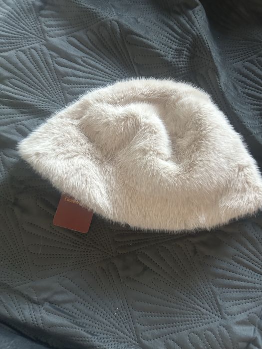 Пухена шапка, нова с еттикет