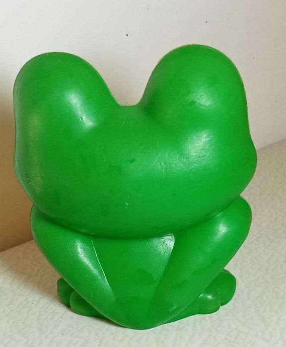 Продам. Винтаж СССР. Пластмассовая игрушка  дутыш лягушка.