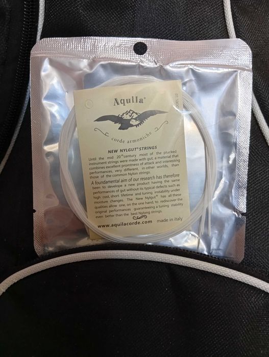 Продам гитару укулеле.