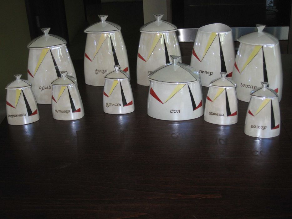 Сервизи, чаши, Цени от 8 до 50  евро, за снимка.