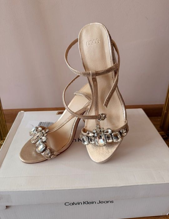 ASOS Луксозни дамски златисти сандали с камъни