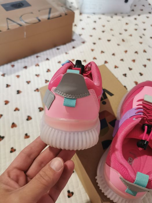 Продам детские кроссовки