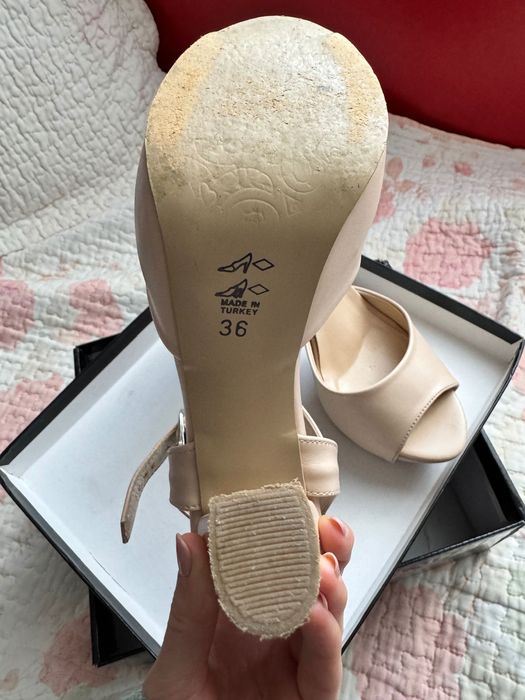 Сандали на висок ток