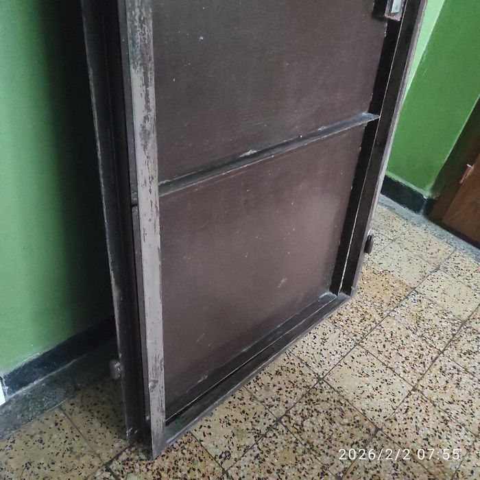 Метална врата с каса