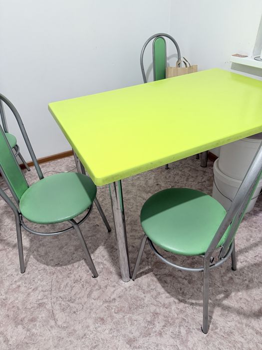 Стол со стульями