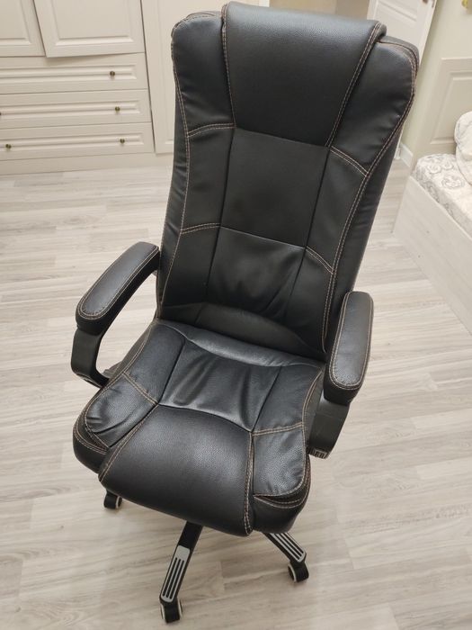 Офисное кресло кожаное