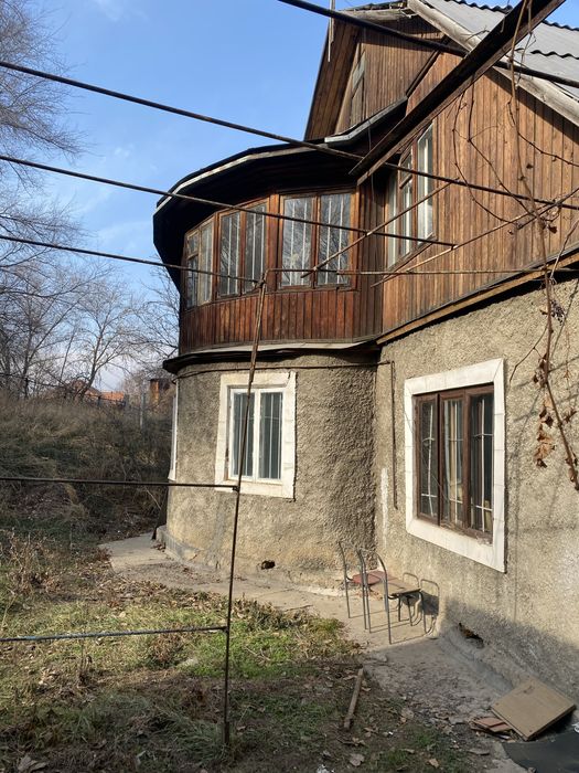 Отдельно стоящий дом с забором